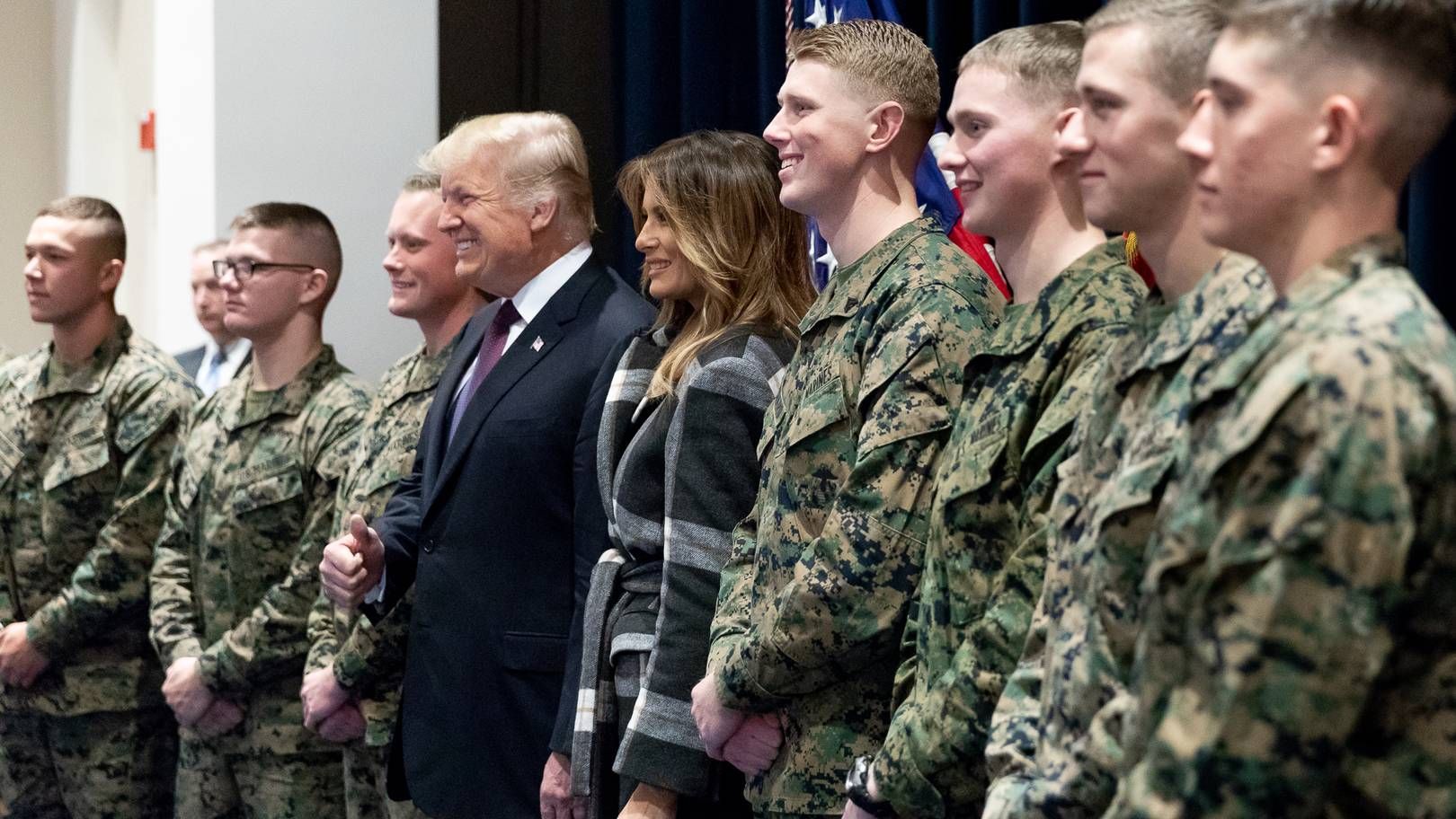 Дональд Трамп среди солдат