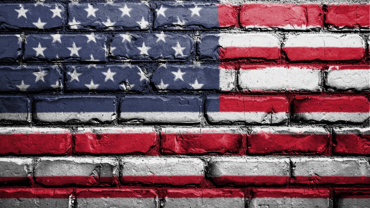 Флаг США на стене