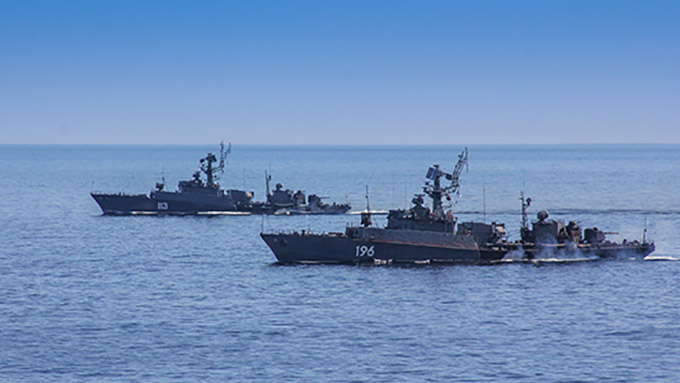 Малые противолодочные корабли «Брест» и «Снежногорск» Кольской флотилии разнородных сил Северного флота (архив)