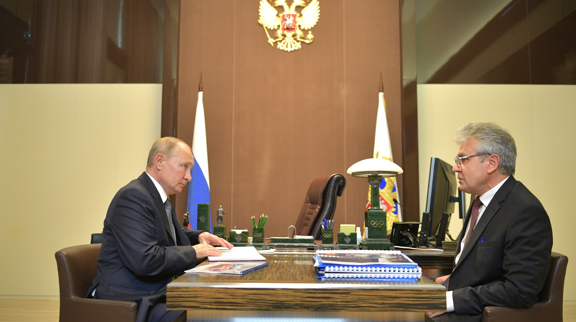 Президент России Владимир Путин с президентом РАН Александром Сергеевым