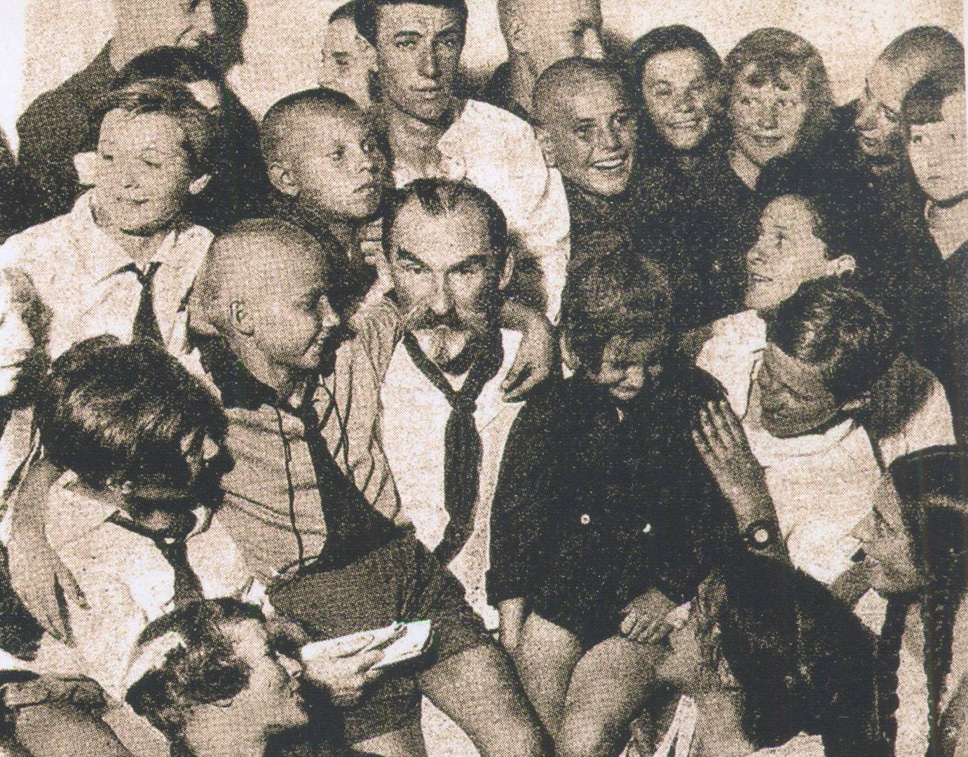 «Пионер большевизма в Украине тов. Н. А. Скрыпник вместе с другими пионерами», 1929