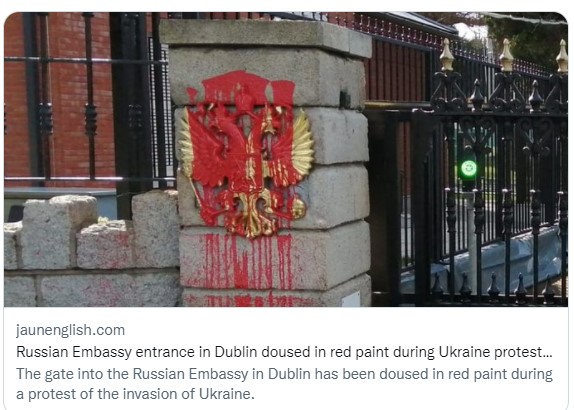 Скриншот страницы Twitter пользователя Jaun News English с фотографией ворот российского посольства в Дублине