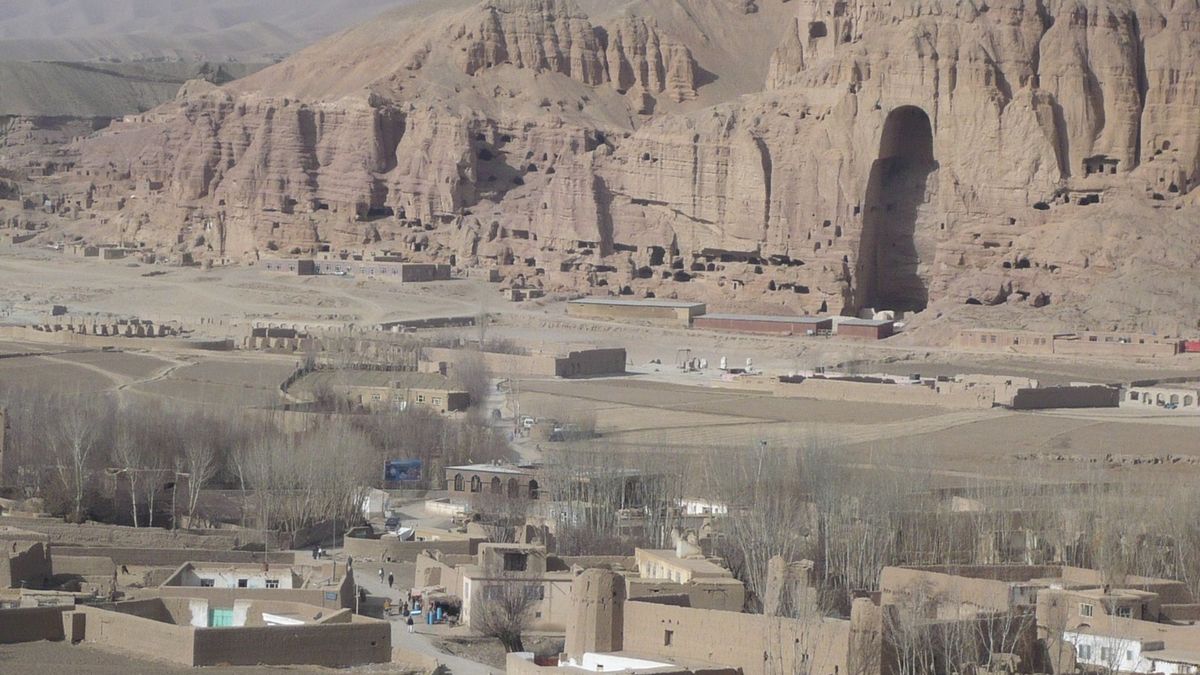 разрушенная статуя будды в афганистане
