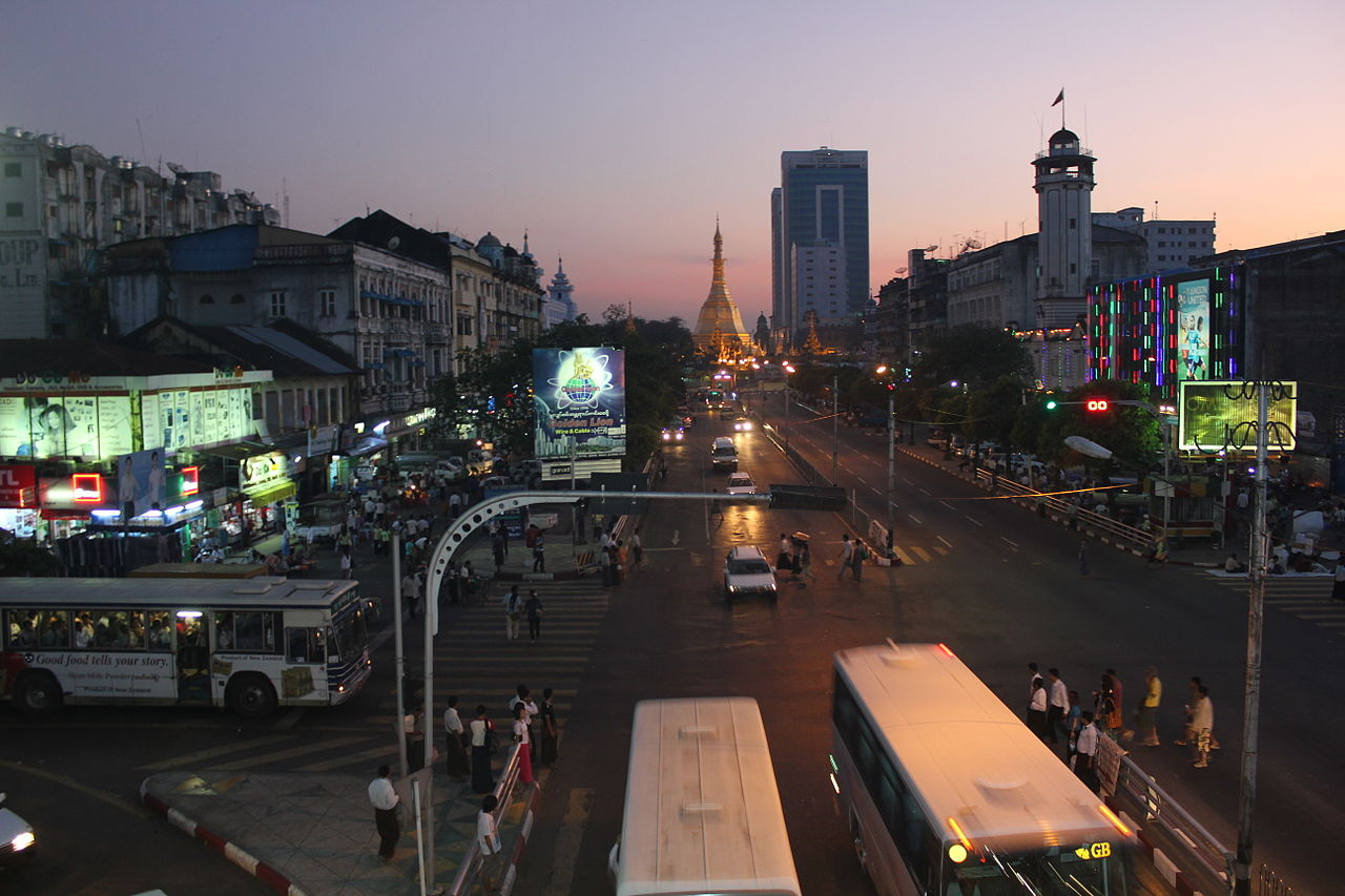 Центральная улица Янгона. Мьянма