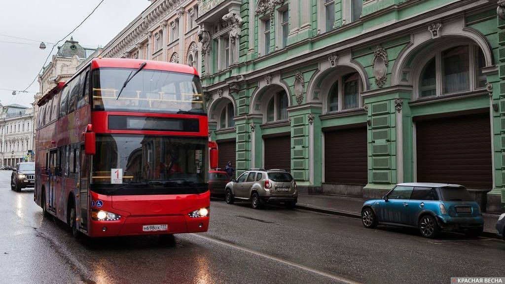 Экскурсионный автобус в Москве.