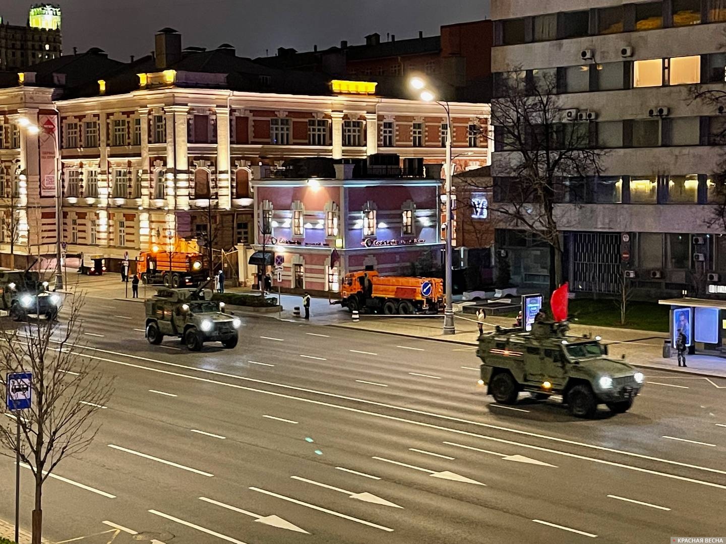 Военная техника движется на Красную площадь по Садовому кольцу