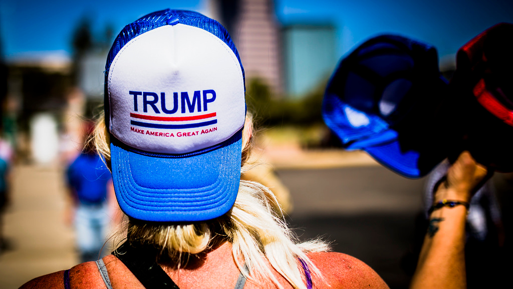 Сторонница Трампа. Надпись на кепке «Сделаем Америку снова великой»