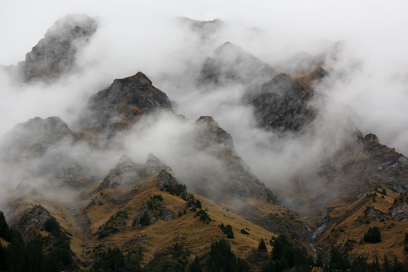Покрытая облаками гора Венген в Швейцарии
