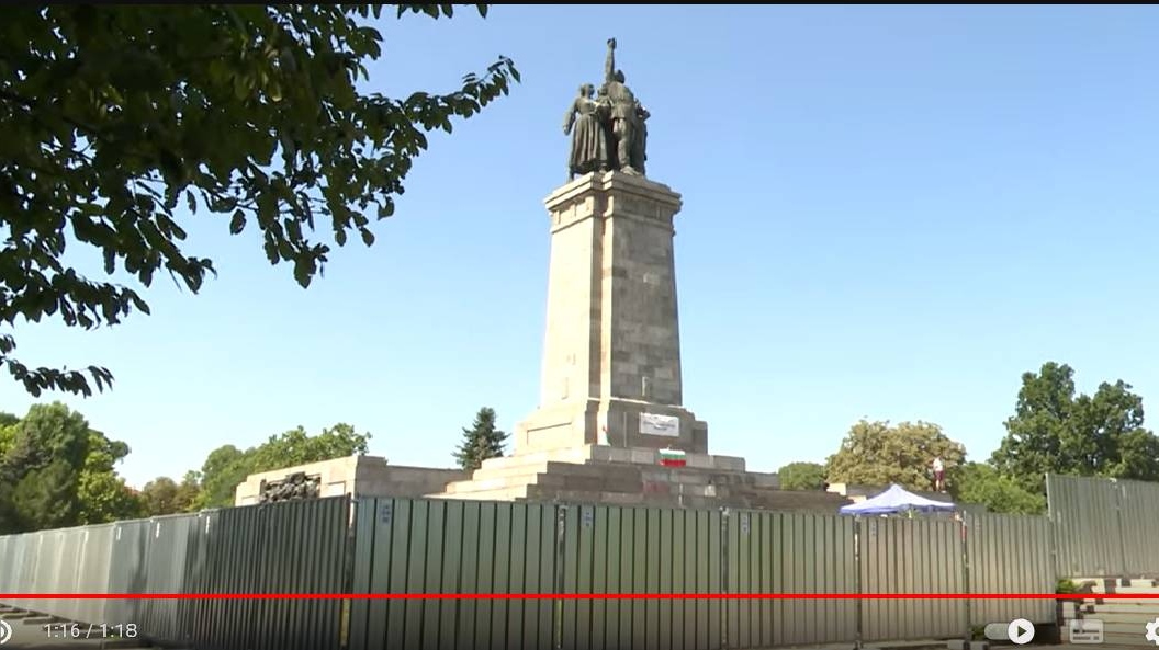 Памятник Советской Армии в Софии ограждён, Болгария