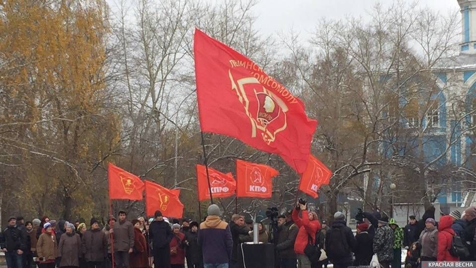 Митинг возле памятника Комсомолу Урала на Вознесенской горке. Екатеринбург