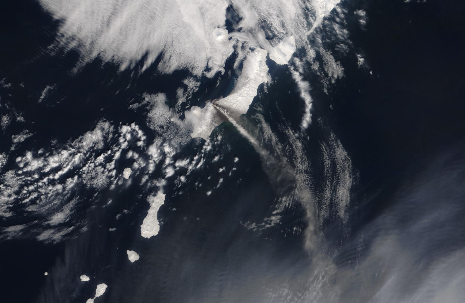 Извержение вулкана Чикурачки в 2003 году. Спутниковый снимок