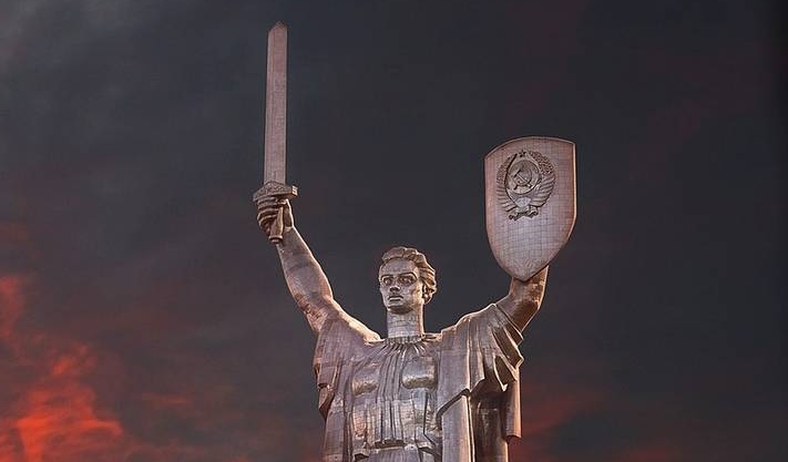 Скульптура «Родина-Мать» в Киеве, Украина