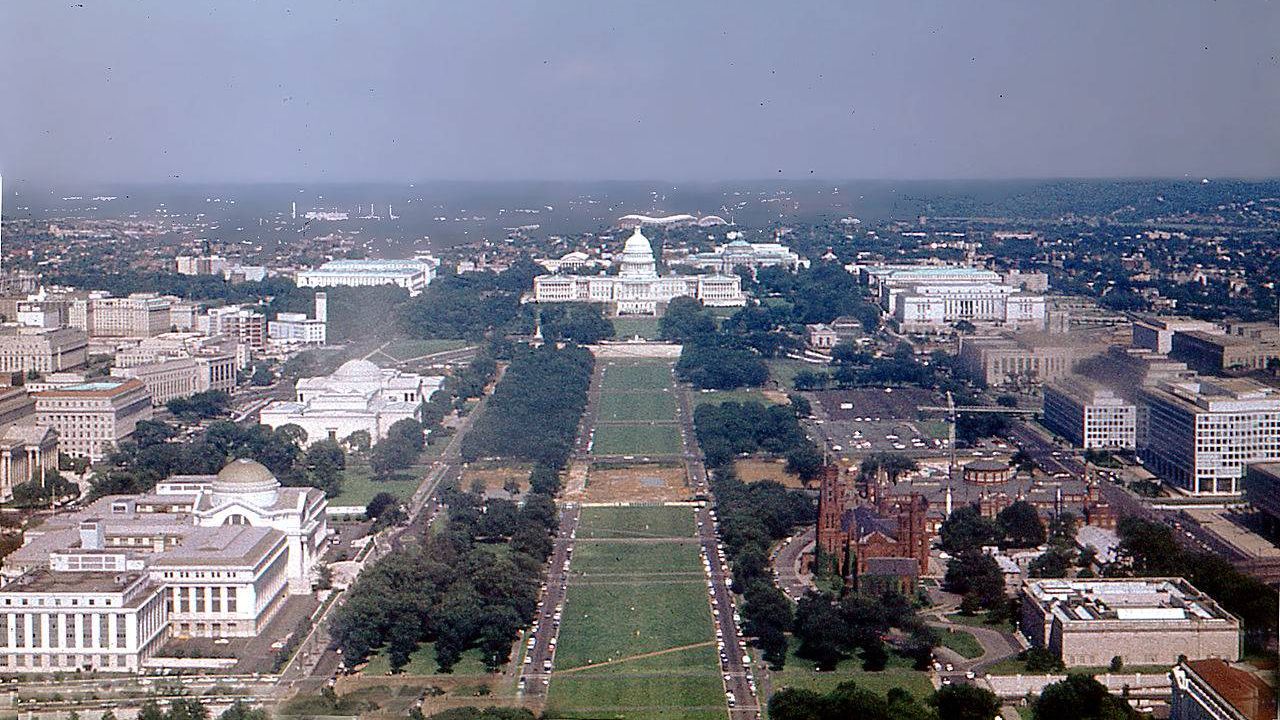 Вид с монумента Вашингтона в направлении на Капитолий