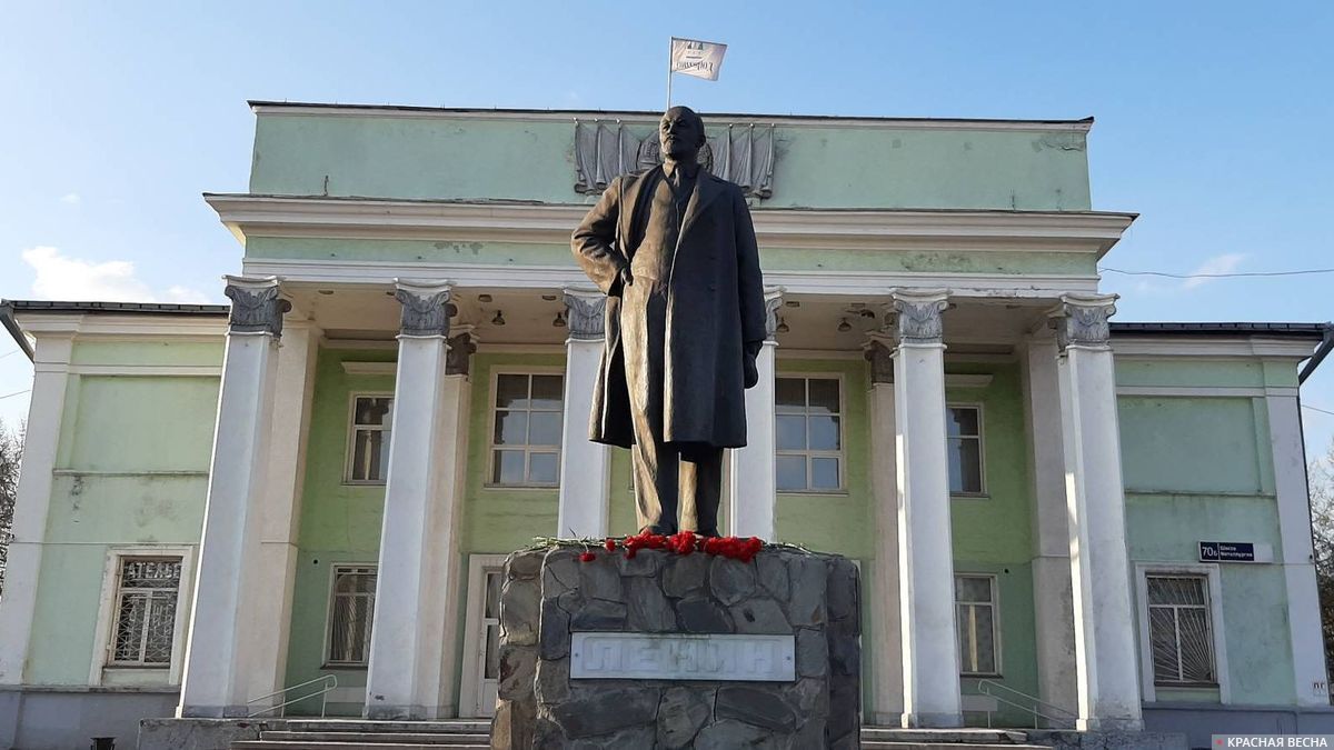 Памятник В.И. Ленину у ДК Строителей (Металлургический район). Челябинск