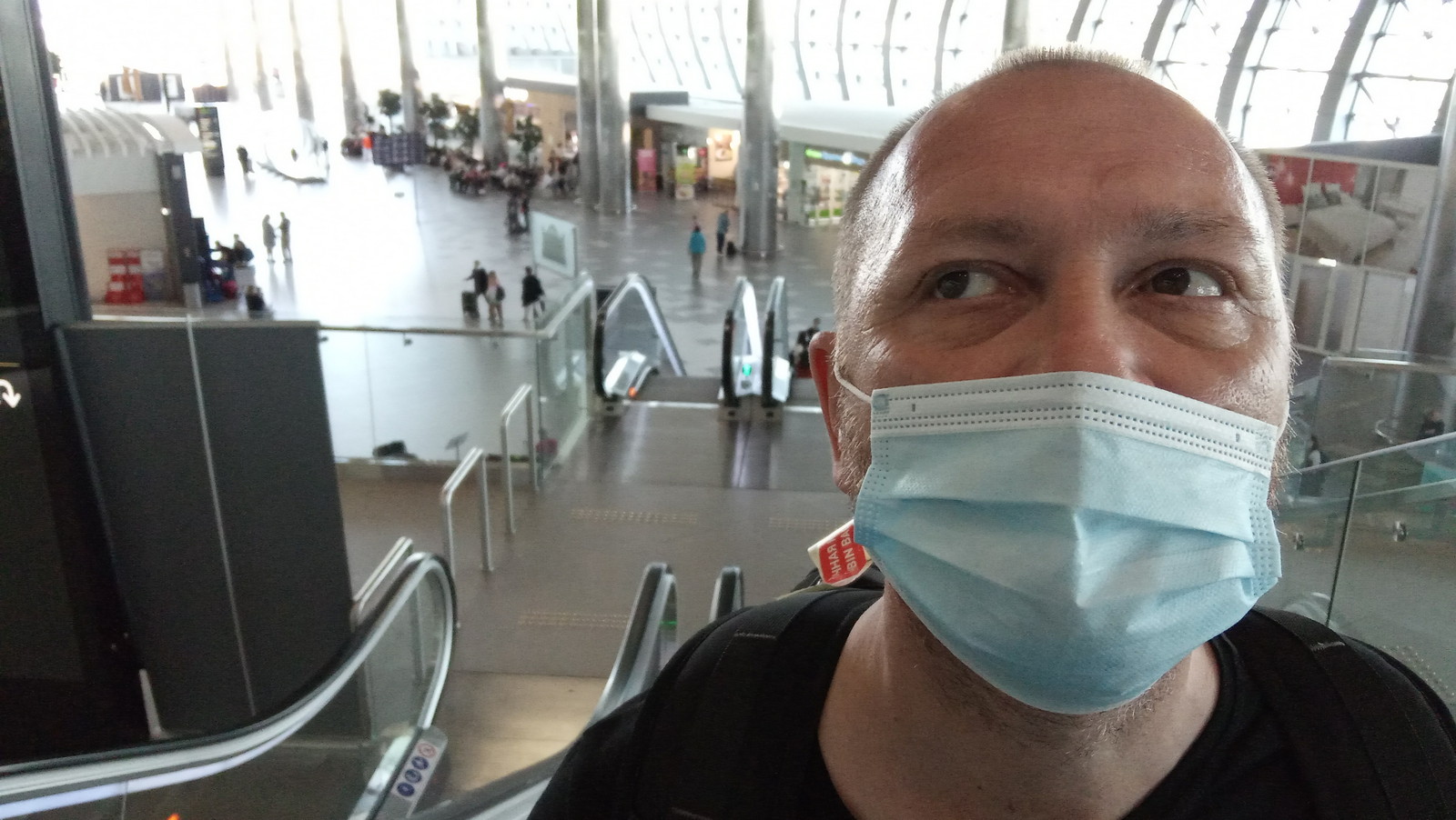 Пассажир в маске в аэропорту.