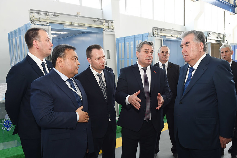 Президент Таджикистана Эмомали Рахмонов на предприятии «Худжанд — Могилевлифтмаш»