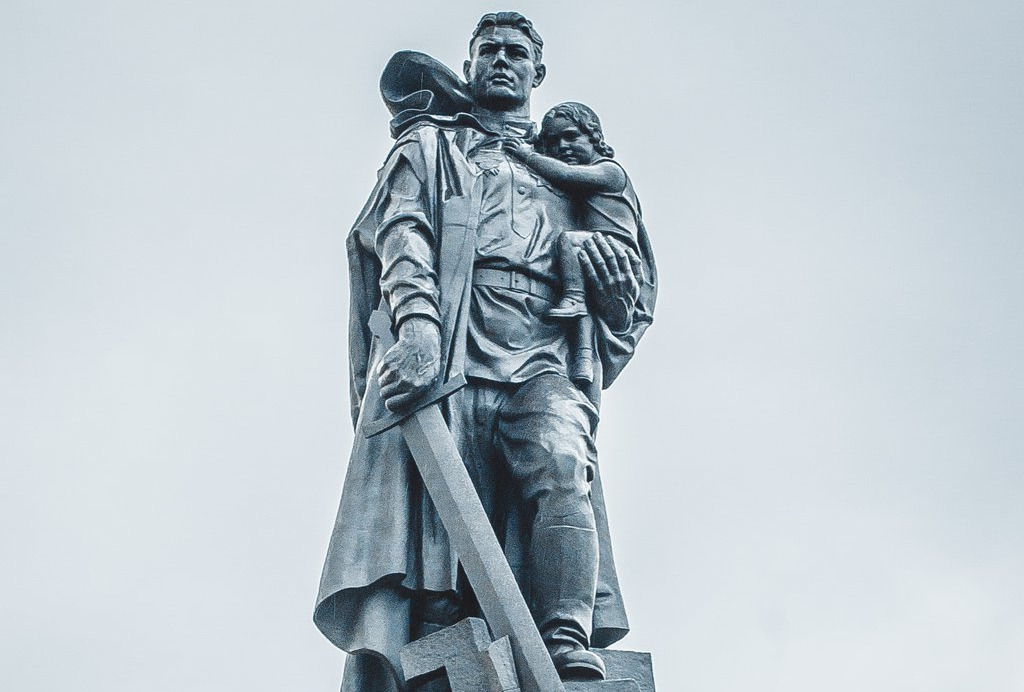 Памятник советскому солдату в берлине с девочкой на руках фото