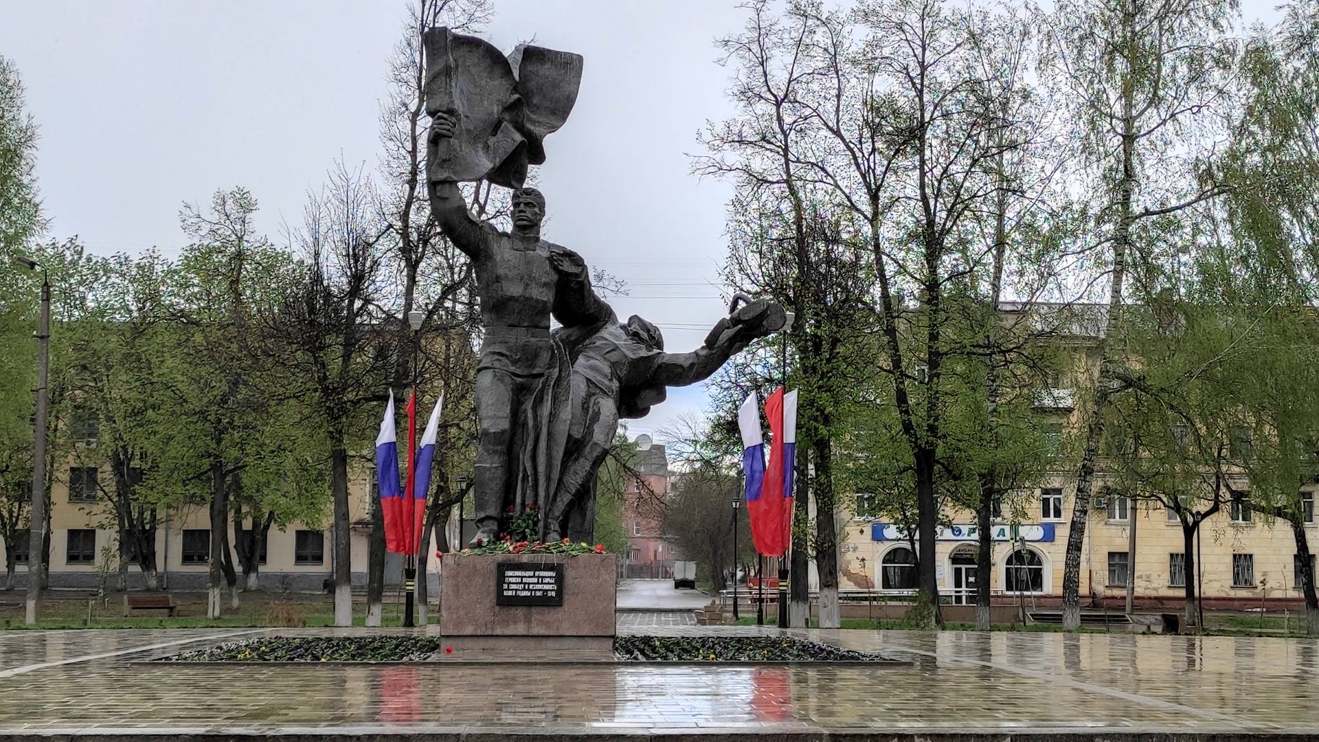 Памятник комсомольцам Орловщины, павшим в годы Великой Отечественной войны. Открыт 27 июня 1972 года.