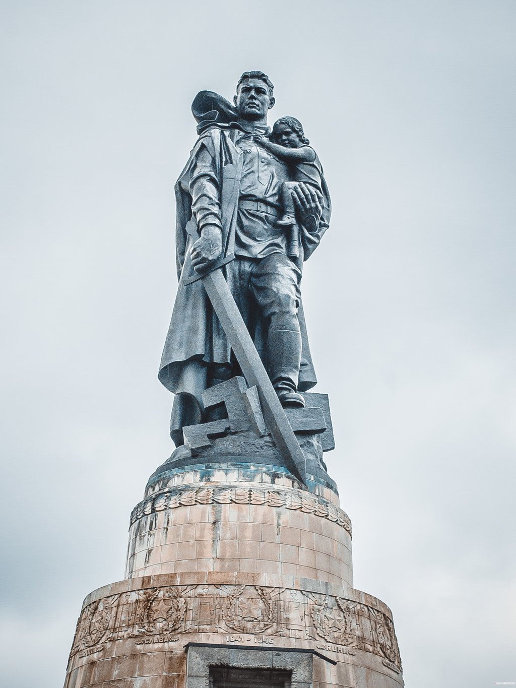 памятник русскому солдату в берлине с девочкой
