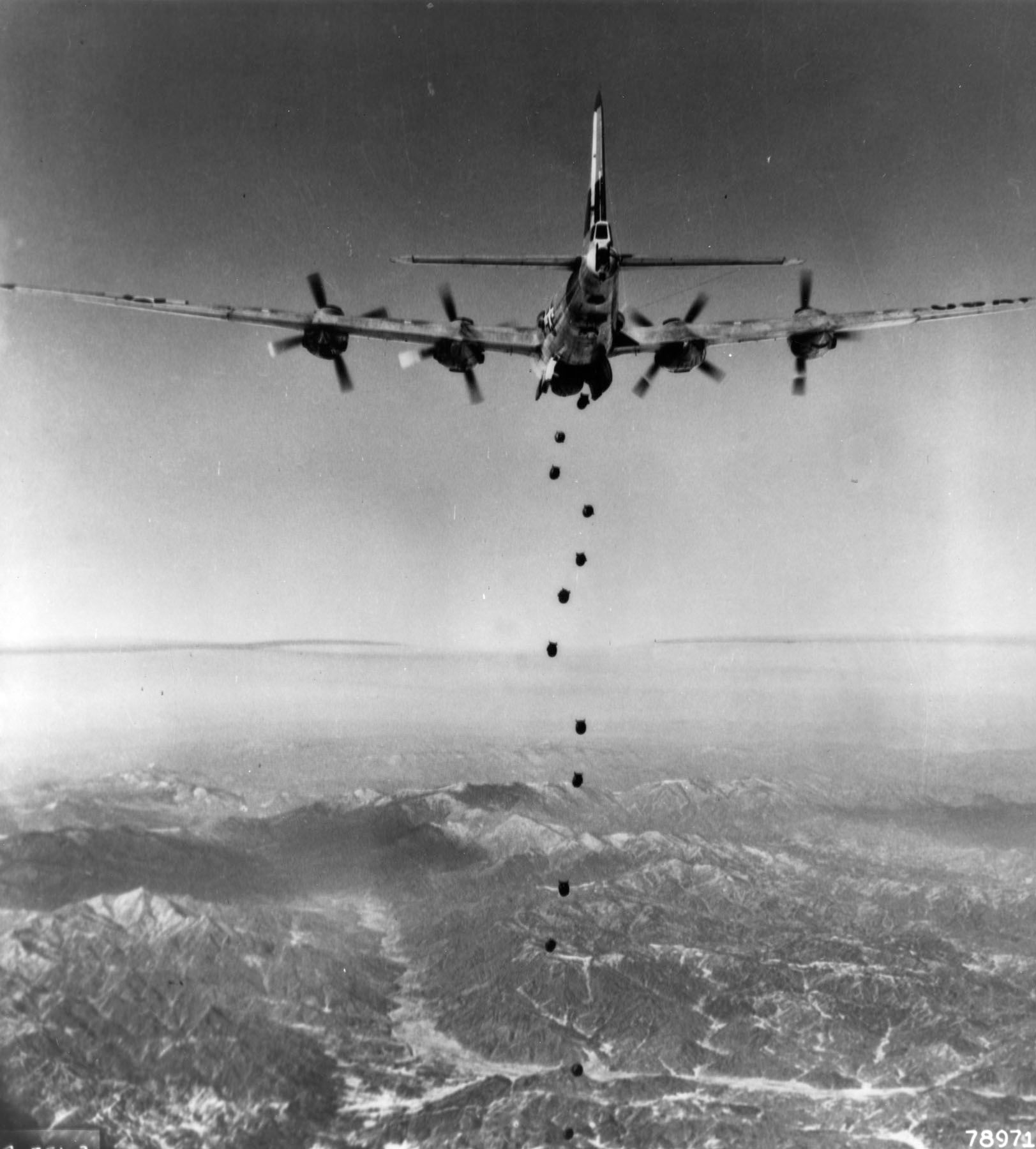 Американский бомбардировшик B-29 сбрасывает бомбы