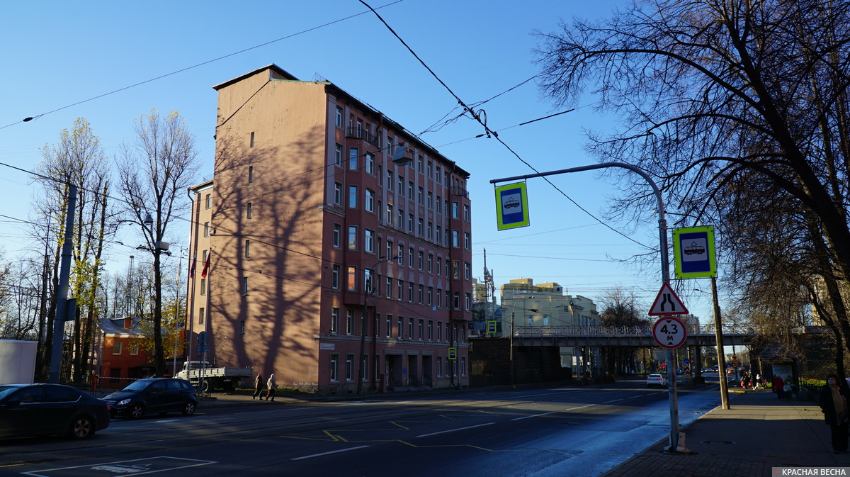 Торец дома на Сердобольской улице, на котором располагалось уничтоженное панно. Санкт-Петербург. 7 ноября 2020 года