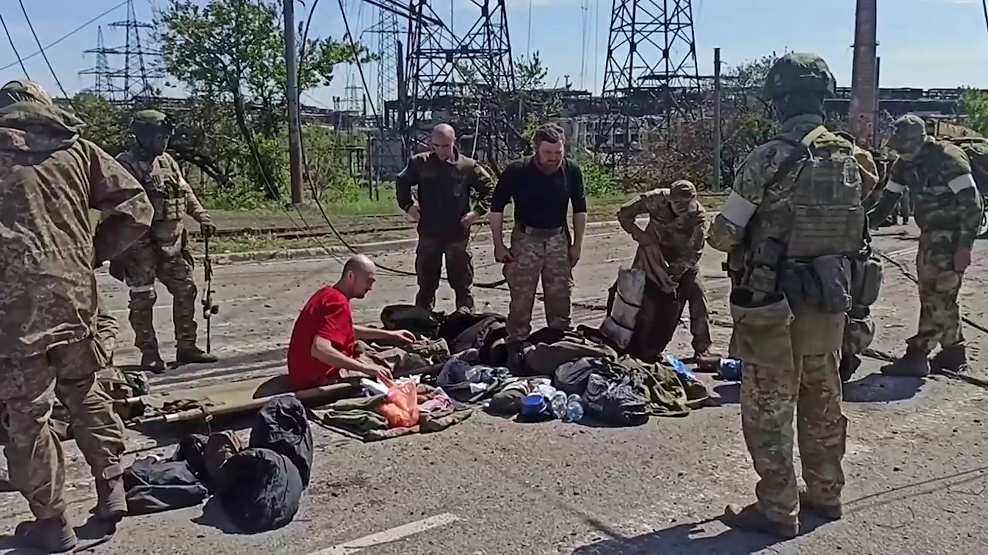 Сдача в плен боевиков украинского полка «Азов» (организация, деятельность которой запрещена в РФ)