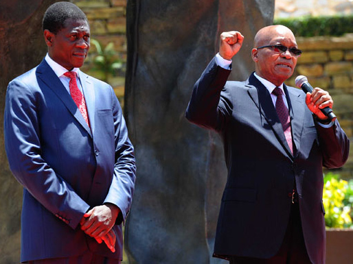 Экс-президент Южно-Африканской Республики (ЮАР) Джейкоб Зума (справа)