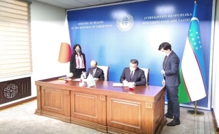 Подписание обменных грамот между послом Японии Ещинори Фуджияма и главой минздрава Узбекистана Бехзодом Мусаевым