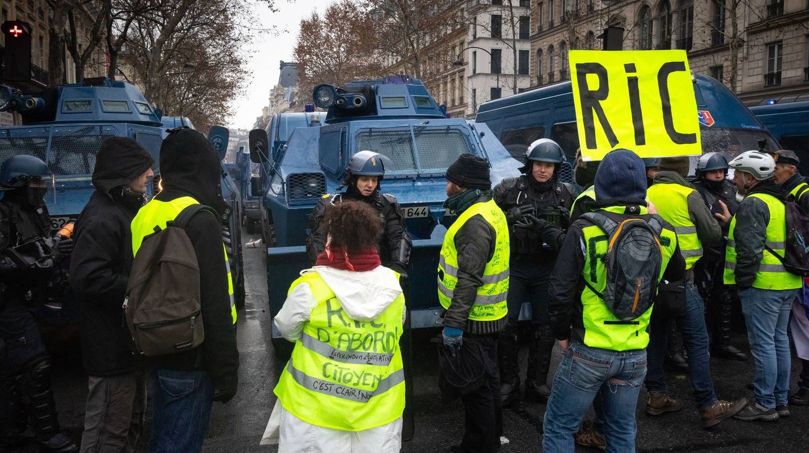 Французская полиция и протестующие. Париж. 2018