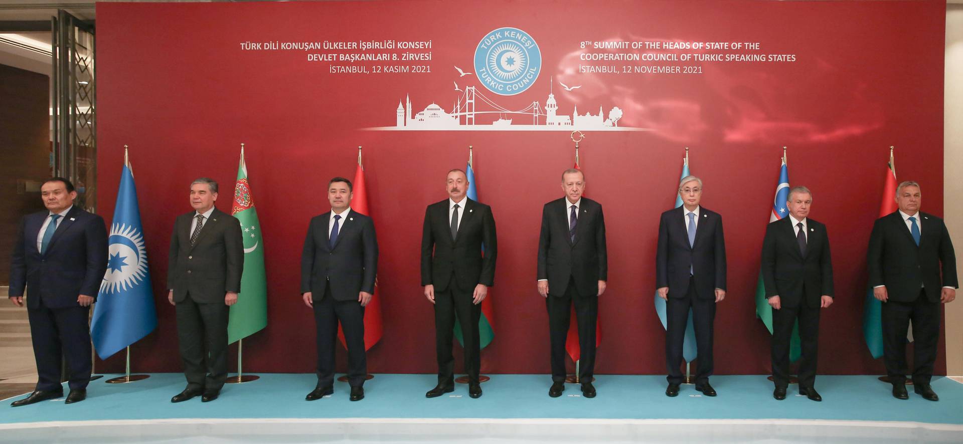 Участники VIII саммите Совета сотрудничества тюркоязычных государств. 12 ноября 2021 года