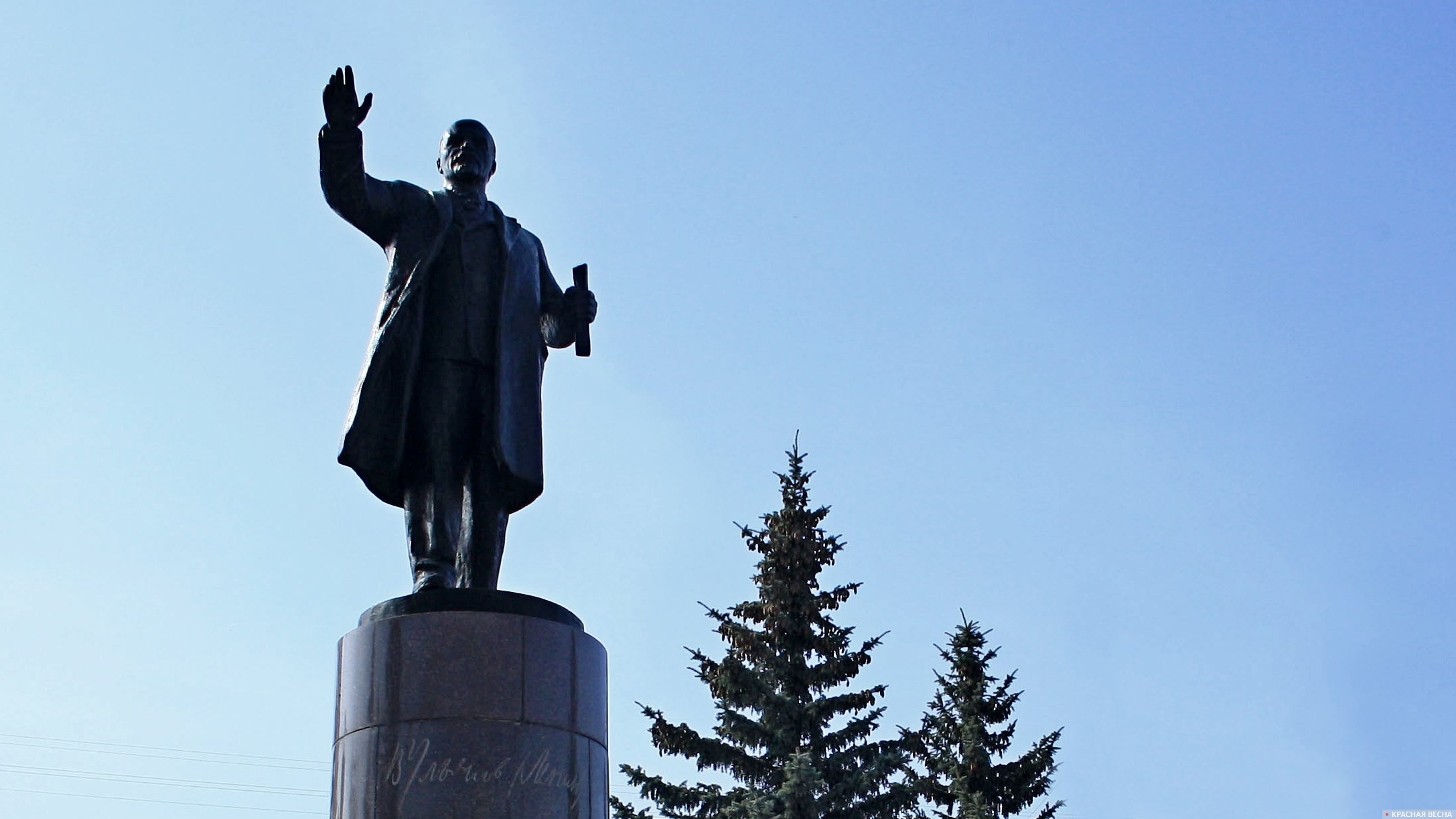 Памятник В.И. Ленину у железнодорожного вокзала. Омск