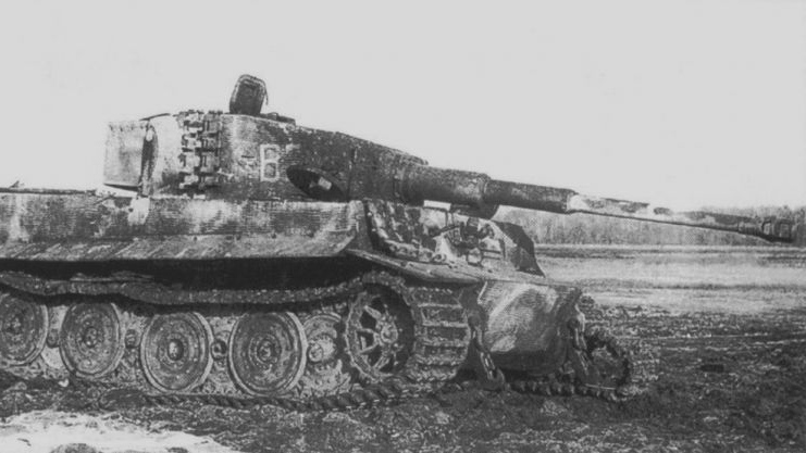 Подбитый немецкий танк Pz.Kpfw VI Ausf E «Тигр» из состава 3-го батальона дивизии «Великая Германия». 1945