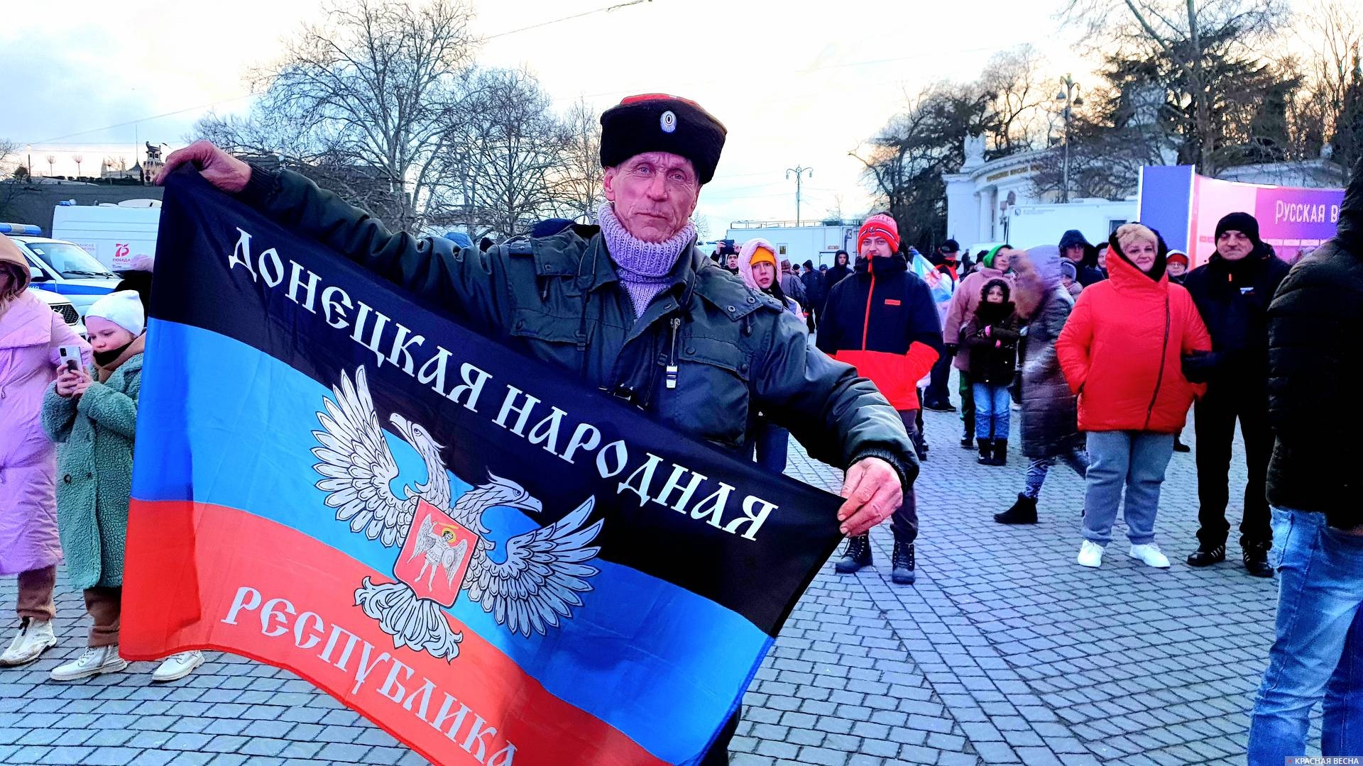 Человек с флагом ДНР