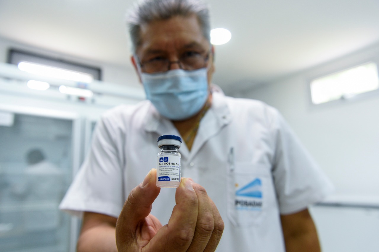 Аргентинский врач держит вакцину «Спутник V»