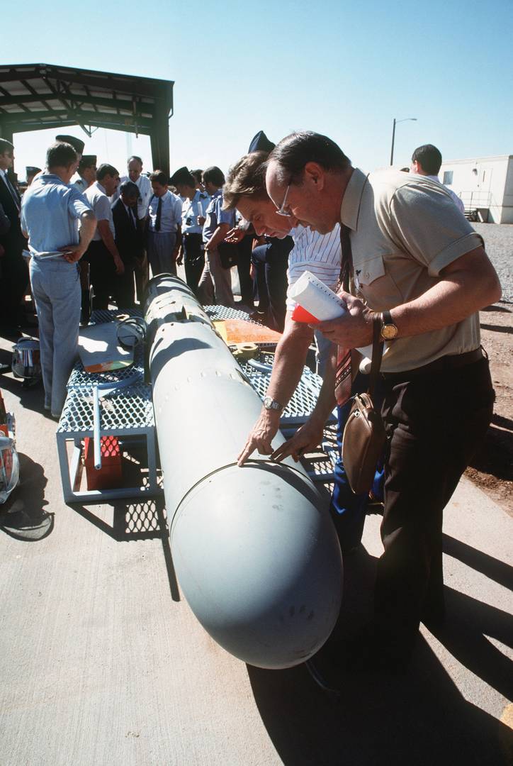 Советский инспектор осматривает американскую ракету BGM-109G «Томагавк» подлежащую утилизации. 18 октября 1989