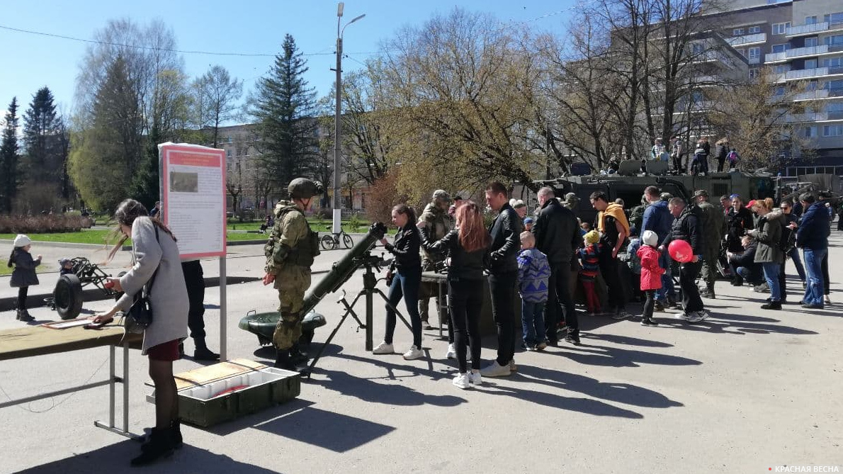 Жители города воинской славы Луга знакомятся с образцами военной техники