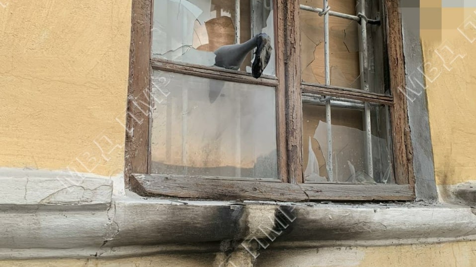 Бутылка с зажигательной смесью в окне военкомата в Тирасполе