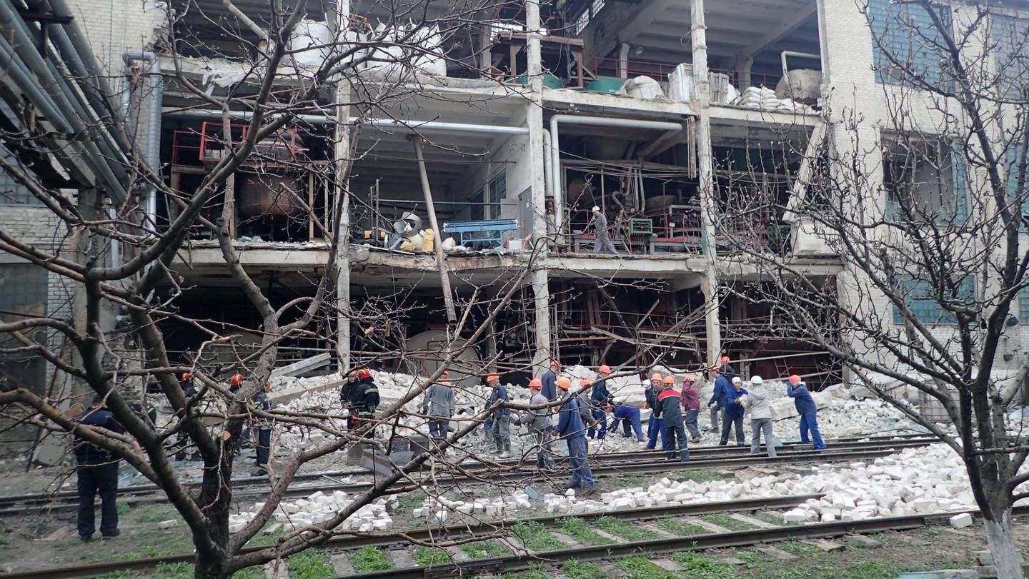 Последствия взрыва на желатиновом заводе в Лисичанске