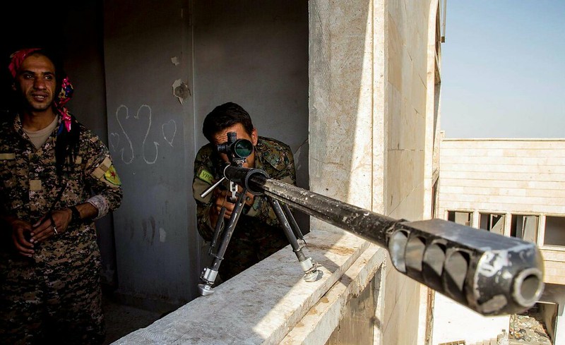 Снайпер из отряда курдских сил самообороны