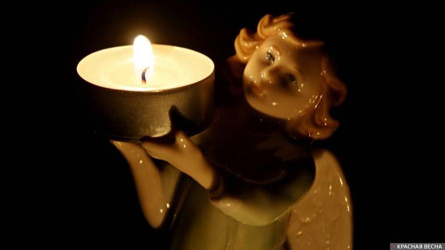 Свеча на фигурке ангела