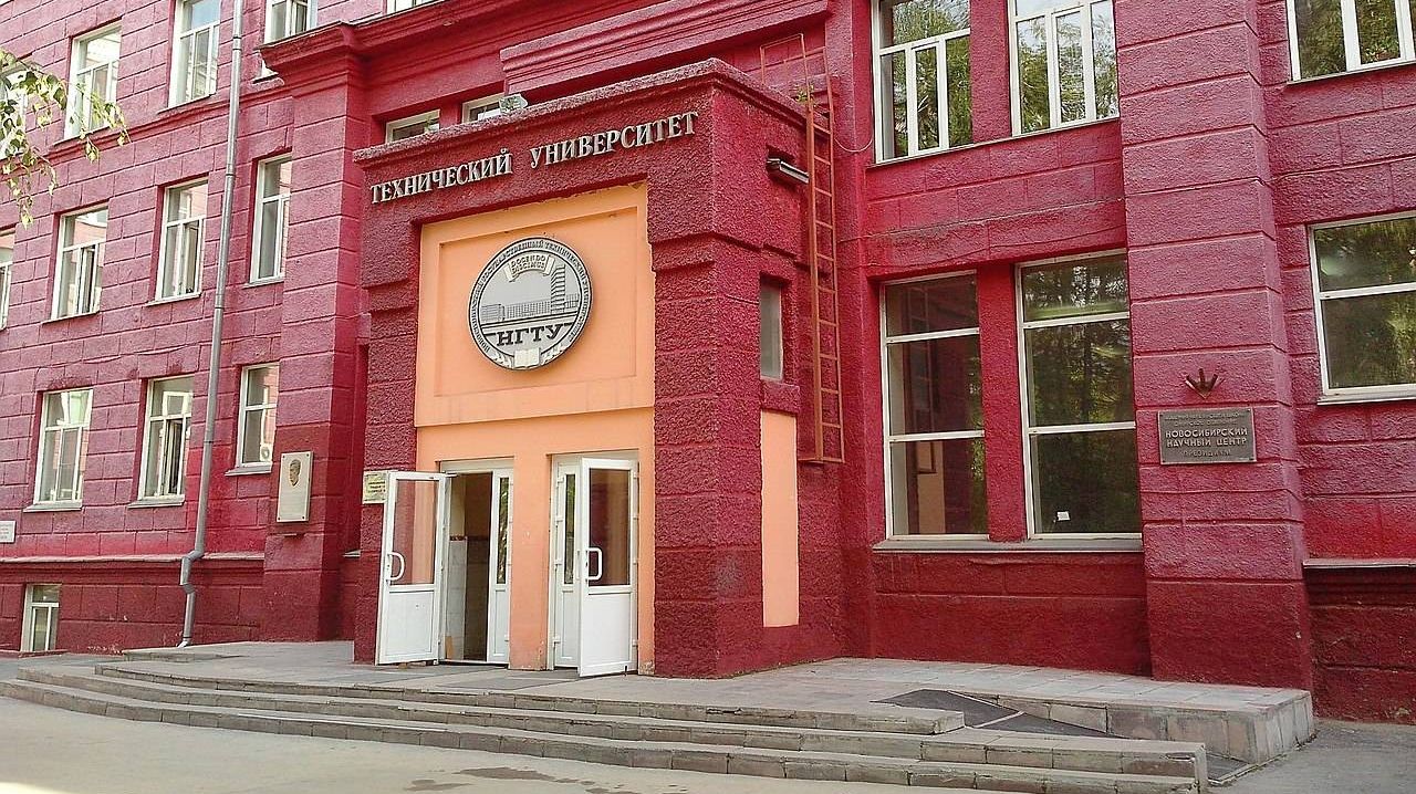 Вход в главный первый корпус НГТУ