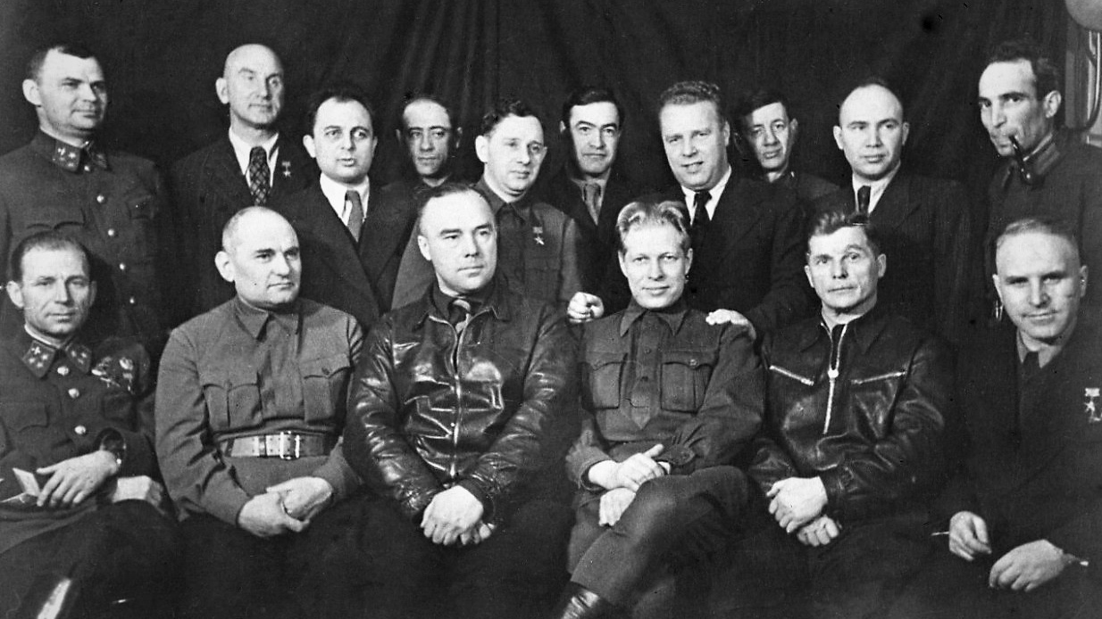 Работники оборонпрома в редакции газеты «Правда» (Николай Поликарпов третий слева в первом ряду). 1942 г.