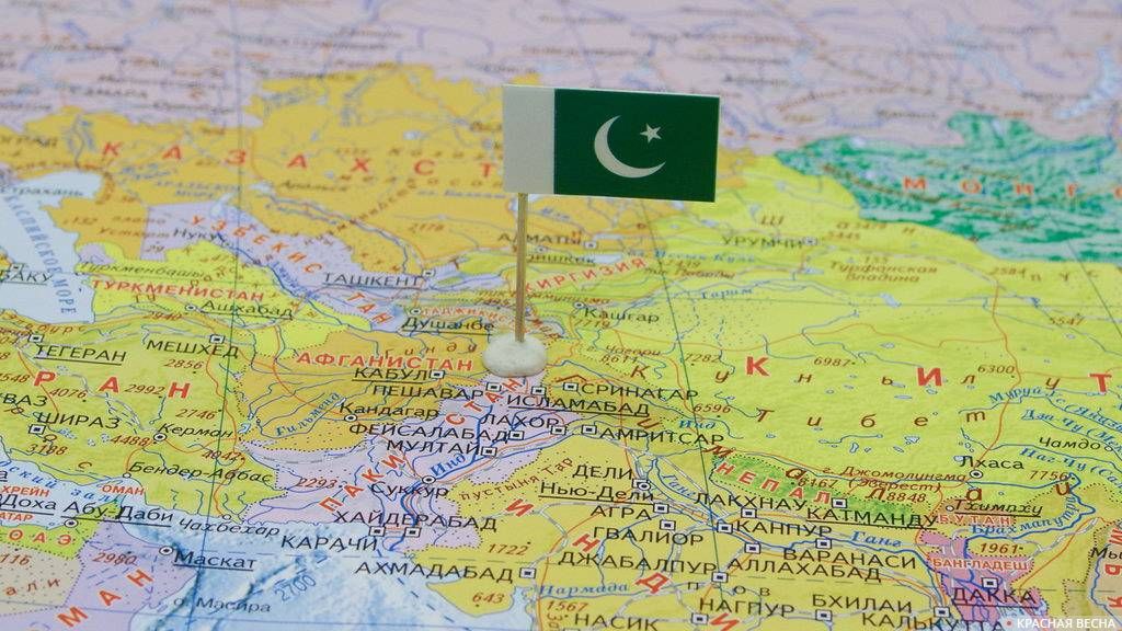 Пакистан с флагом на карте мира