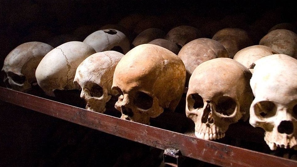 Человеческие черепа в мемориальном центре геноцида в городе Ньямата, Руанда