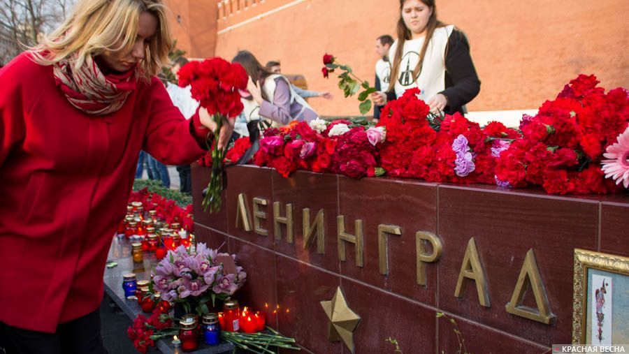 Мемориал в память жертв теракта в Санкт-Петербурге у стен московского Кремля