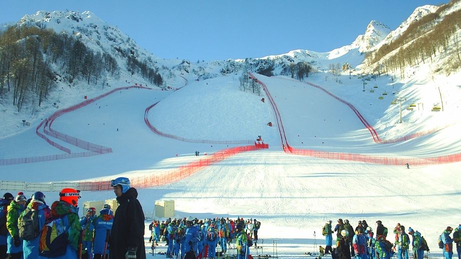 Подготовка трасс на горнолыжном комплексе Роза Хутор накануне Олимпийских игр