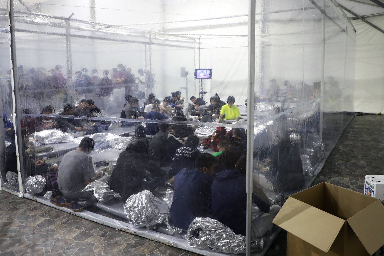 Мигранты во временном лагере в городе Донна, штат Техас