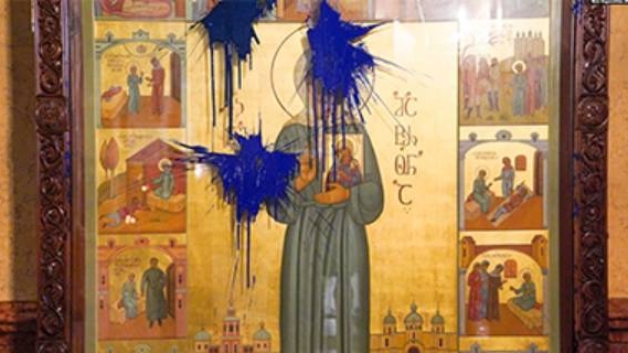 Икона Матроны Московской в кафедральном соборе Святой Троицы в Тбилиси, облитая краской