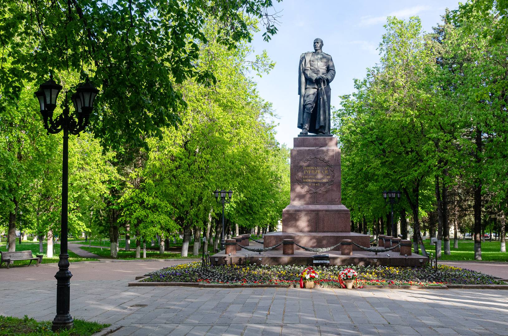 Памятник Герою Советского Союза генералу Л.Н.Гуртьеву, погибшему при освобождении Орла.
