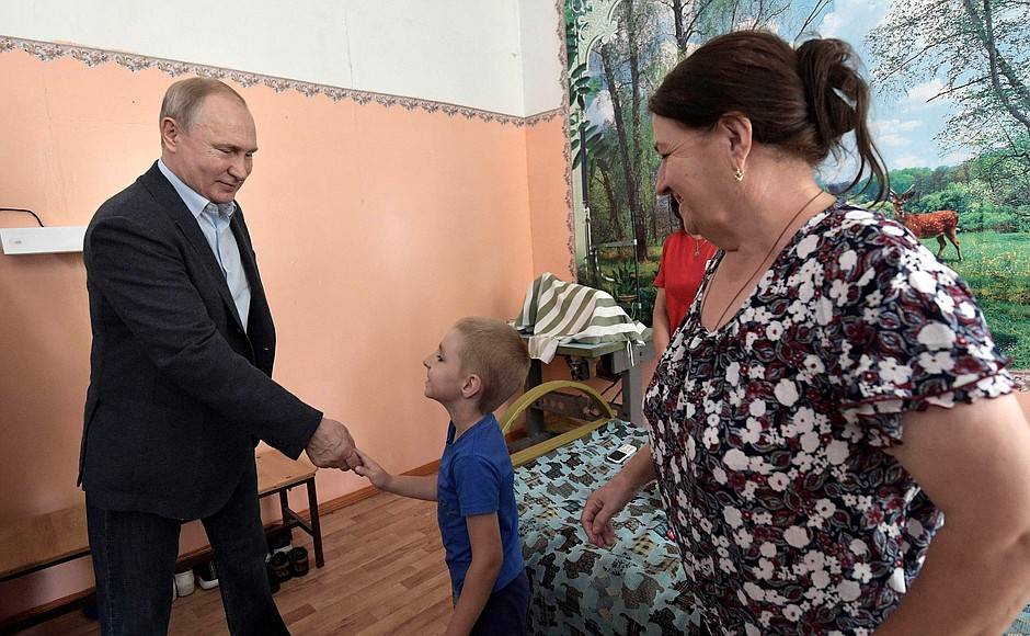 Владимир Путин пообщался с семьей Сафроновых, потерявшей жильё в результате наводнения